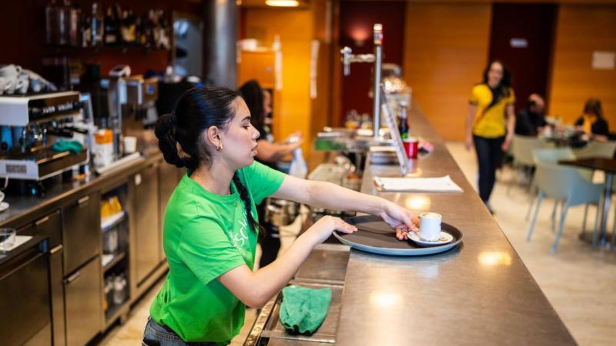 Una empleada en un bar.