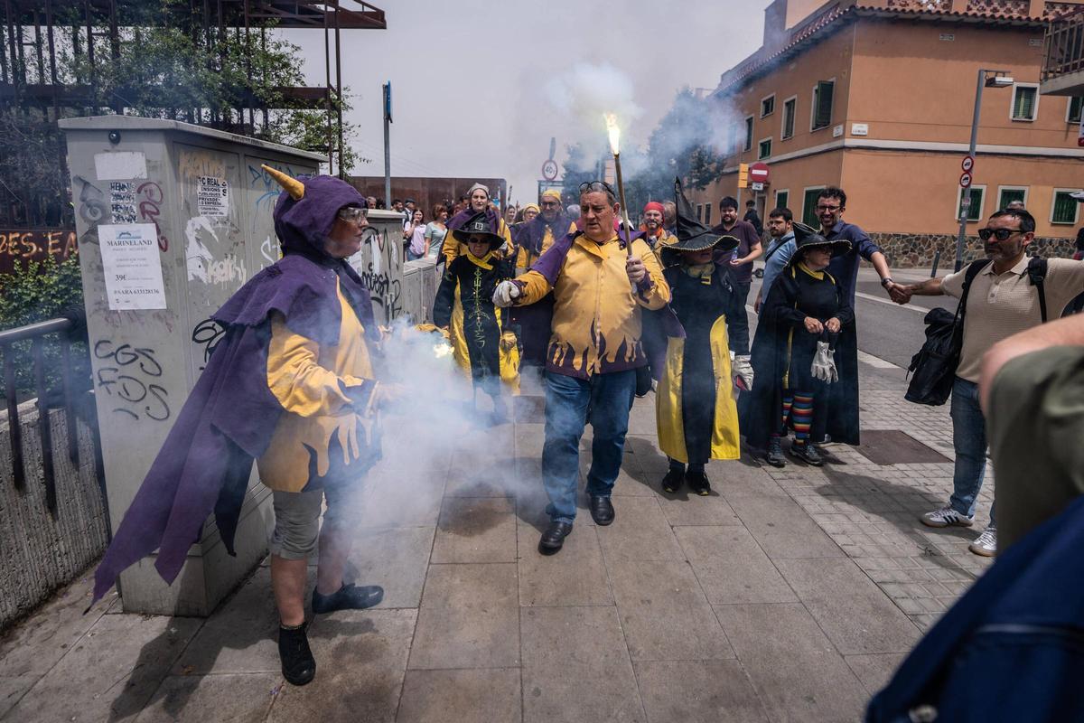 Reclaman con una cadena humana en Trinitat Nova i Vella para reclamar el alargamiento de la L3