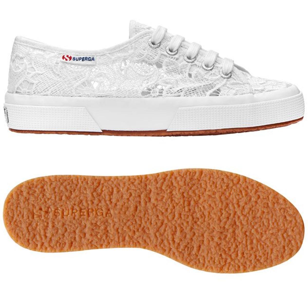 Zapatillas para novias: modelo de encaje blanco de Superga. Precio: 85 euros.