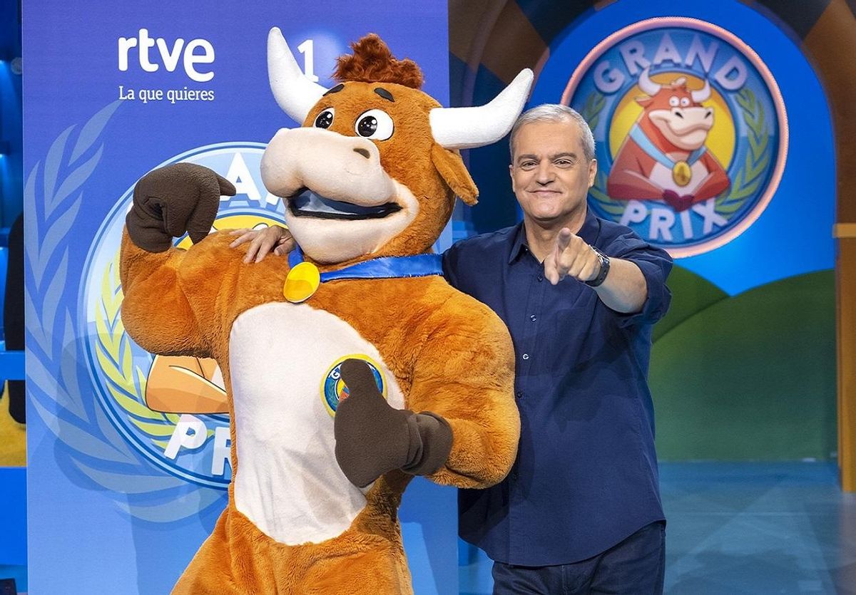 Ramón García junto a la vaca María Fernanda, la mascota del popular programa veraniego de RTVE.