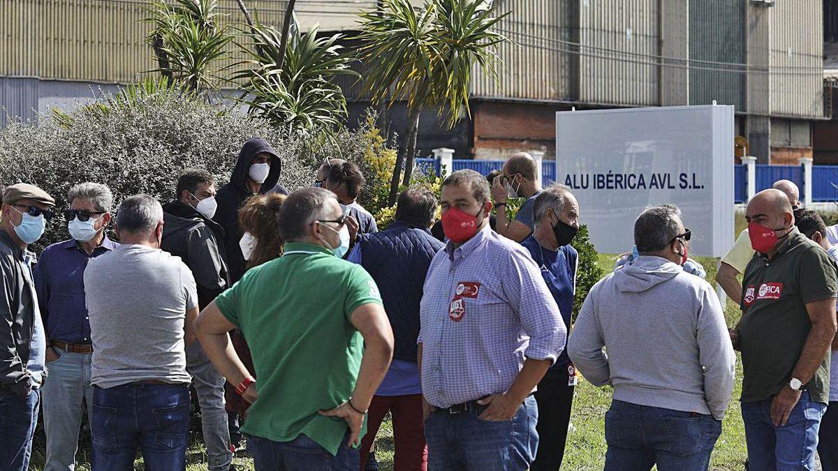 Concentración de trabajadores en las puertas de las instalaciones avilesinas de Alu Ibérica.