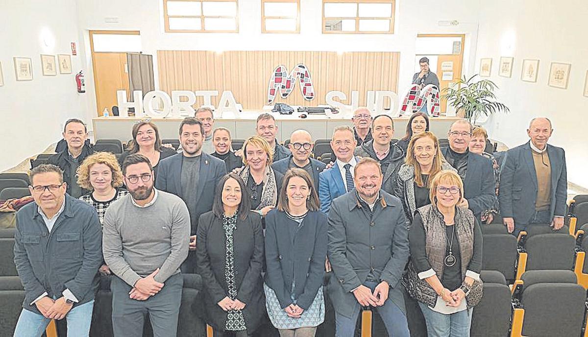 Alcaldesas, alcaldesas y concejales con la consellera Rebeca Torró, ayer en la Mancomunitat