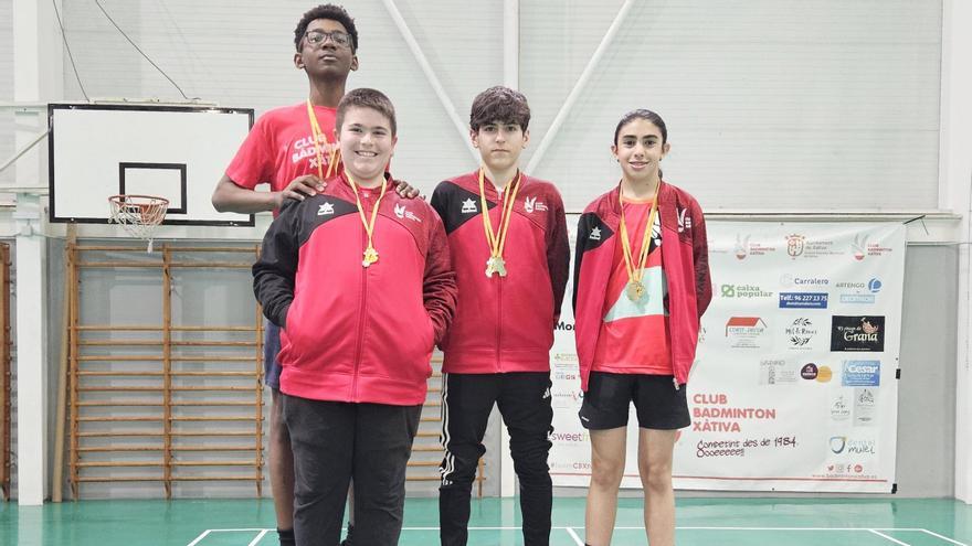 Medallistas del Badminton Xàtiva en el podio del Autonómico.