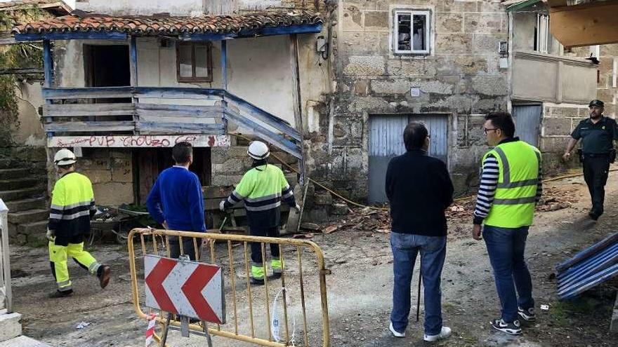 Los servicios de emergencia miran la casa que ardió en Taboadela. // FdV