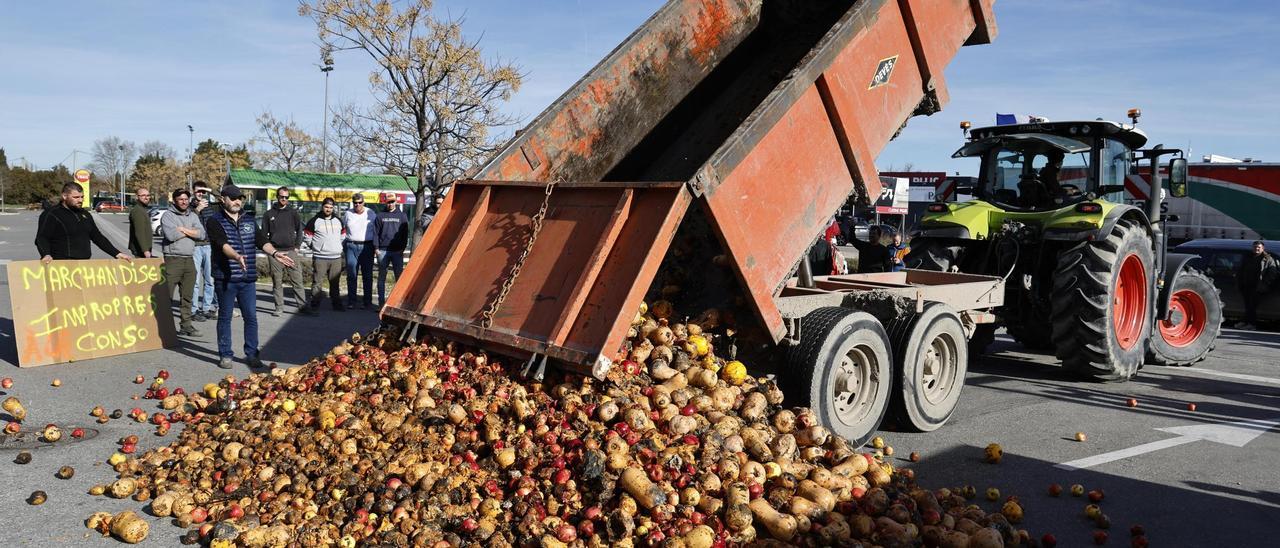 Un tractor tira frutas y hortalizas al suelo en Salon-de-Provence (Francia), ayer.
