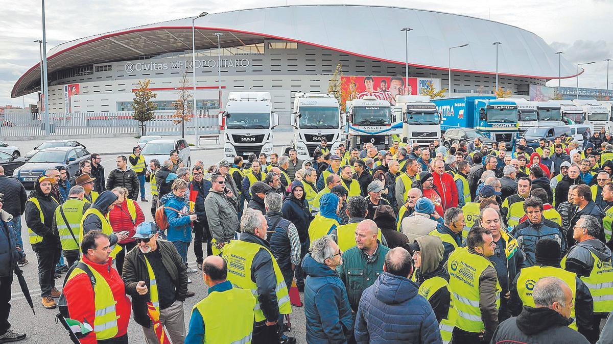 Diversos transportistes ahir en plena aturada al costat de l’estadi de l’Atlètic de Madrid