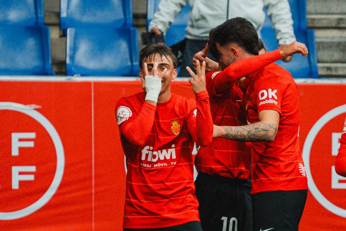 El delantero del Mallorca juvenil, Alexander Woiski, celebra su tercer gol ante el Badalona