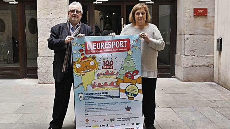 Francesc Cayuela i Eva Palau, amb el cartell del Lleuresport.