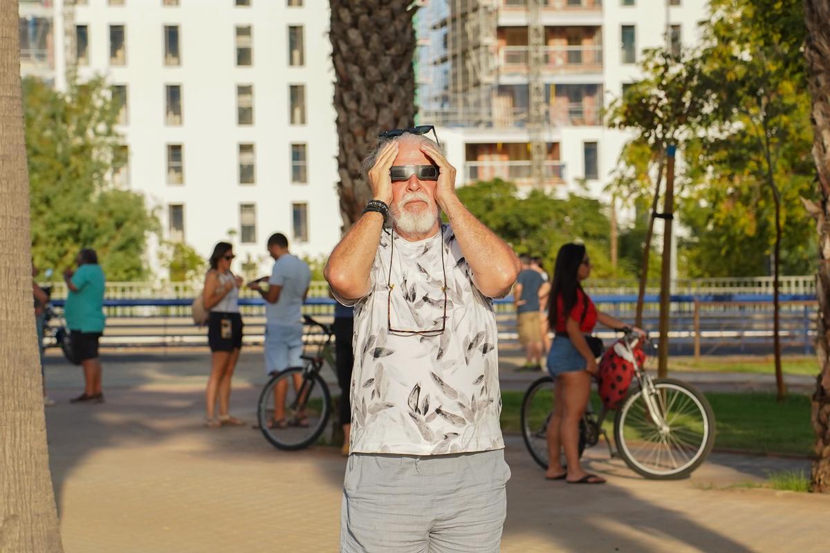 En imágenes: así han vivido los sevillanos el eclipse solar