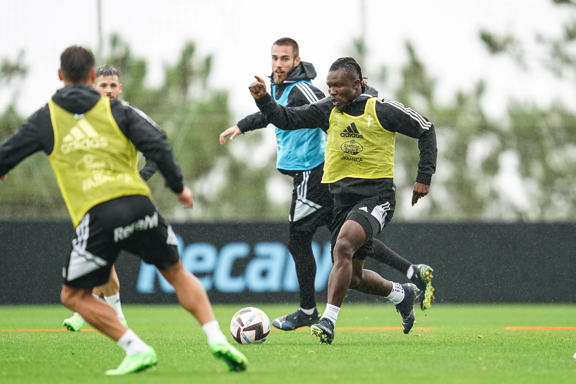 Mingueza observa a Aidoo durante un entrenamiento.