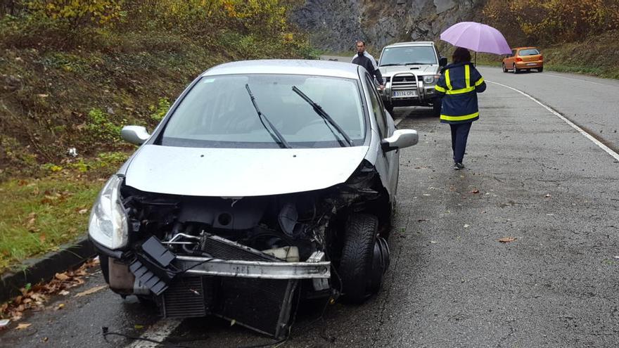 Aparatoso accidente sin heridos junto al pantano de Rioseco