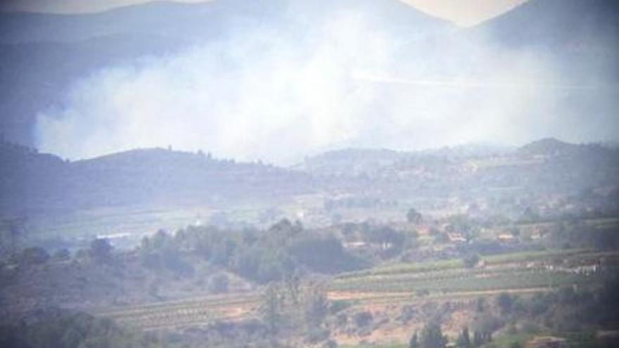 El humo del incendio de Alborache.