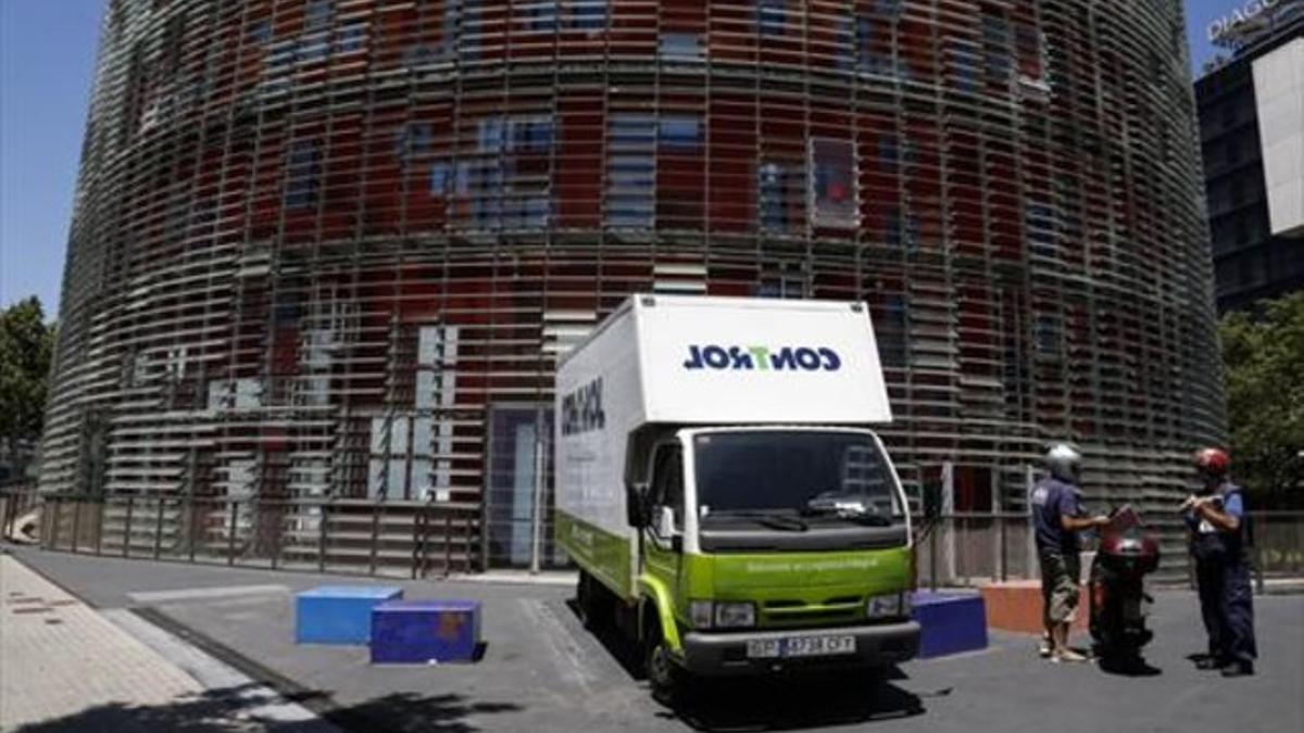 Un camión de mudanzas aparcado frente al edificio de la torre Agbar, ayer