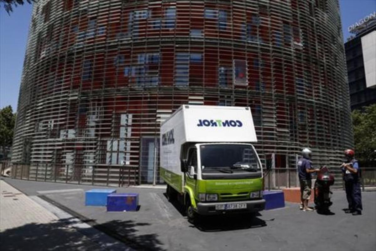 Un camió de mudances aparcat davant l’edifici de la torre Agbar, ahir.