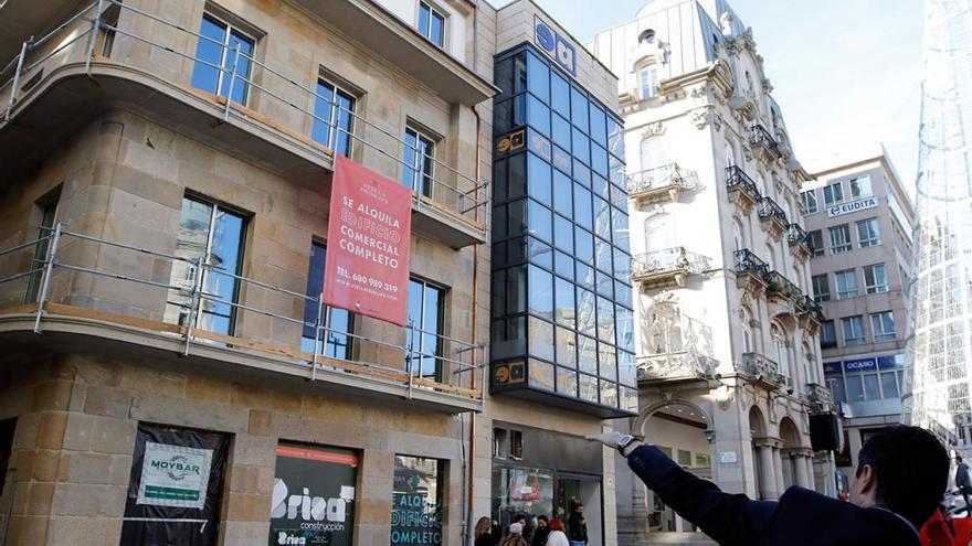 El edificio ya reconstruido pendiente de los balcones // A. Villar