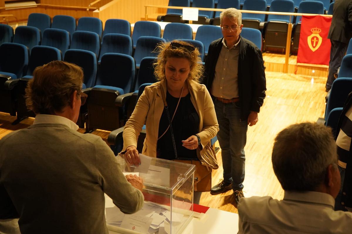 Una hermana vota en las elecciones del Silencio