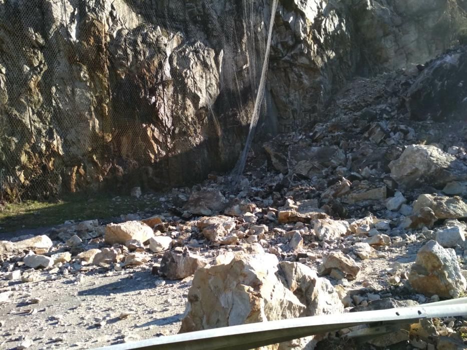 Cae una montaña y sepulta el acceso a Caso