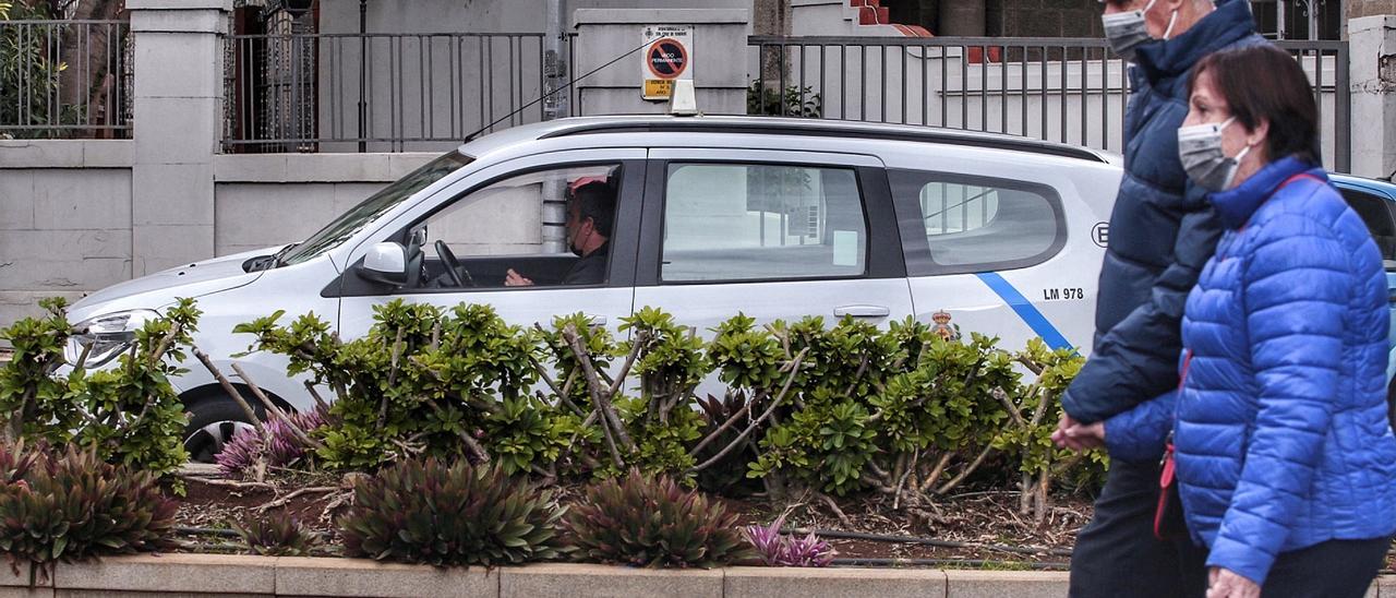 Un taxis durante su jornada laboral por las calles de Santa Cruz.