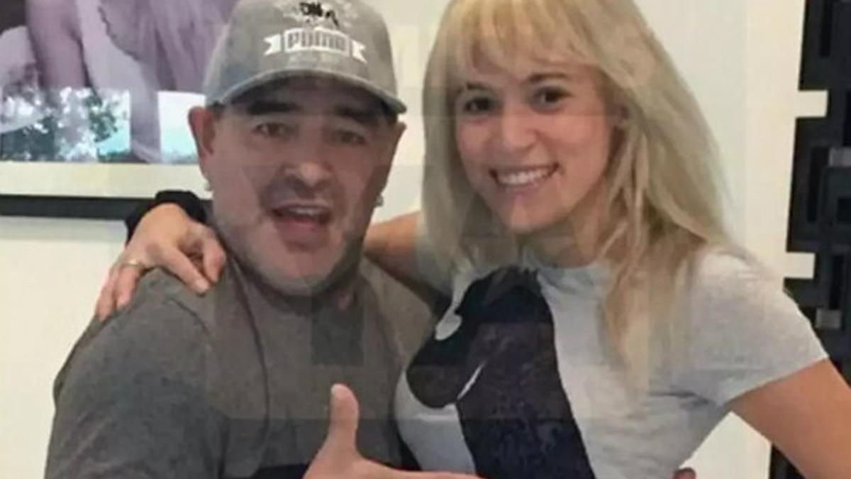 Maradona, con su rostro renovado, junto a su novia, Rocío Oliva.