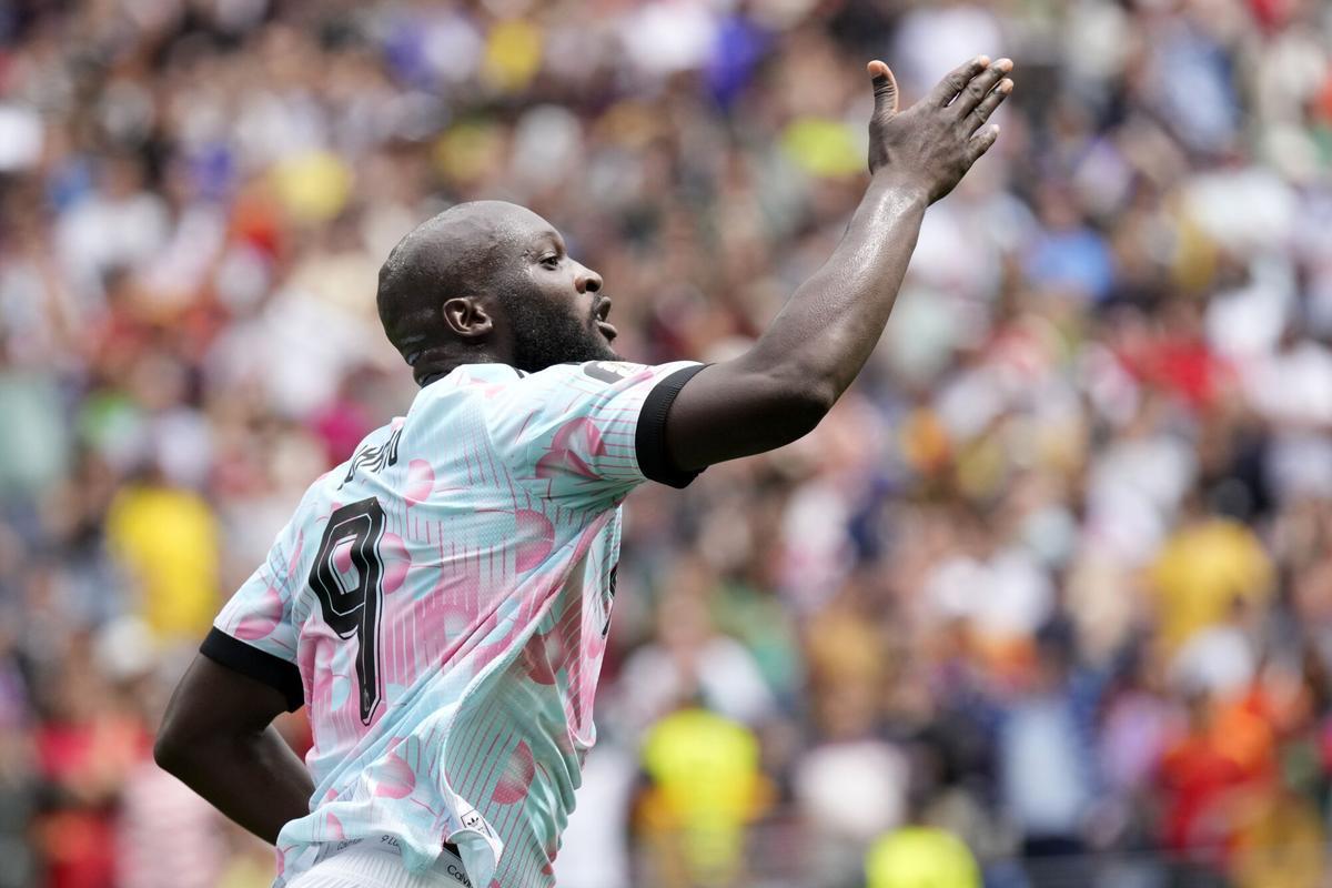 Romelu Lukaku celebra el primer gol de Bélgica ante Senegal