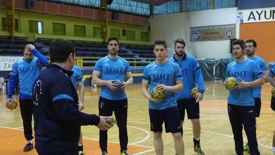 García Valiente habla con sus jugadores en un entrenamiento.