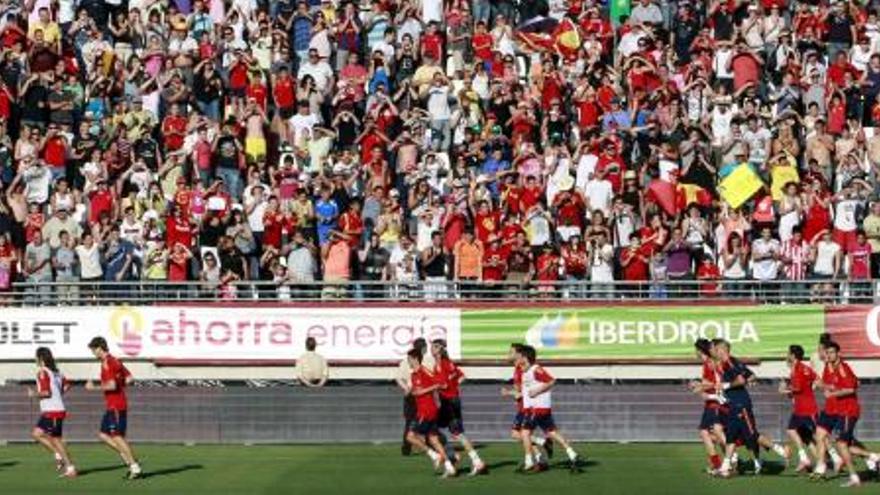 Los jugadores pasan por delante de los aficionados murcianos que ayer llenaron la mitad de Nueva Condomina para ver el entrenamiento de la selección