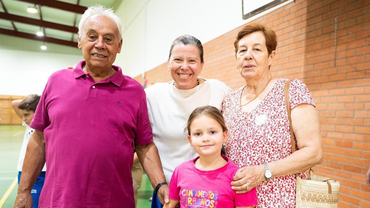 Nemesio, Alba y Tere junto a la concejala Jacobi Ceballos.