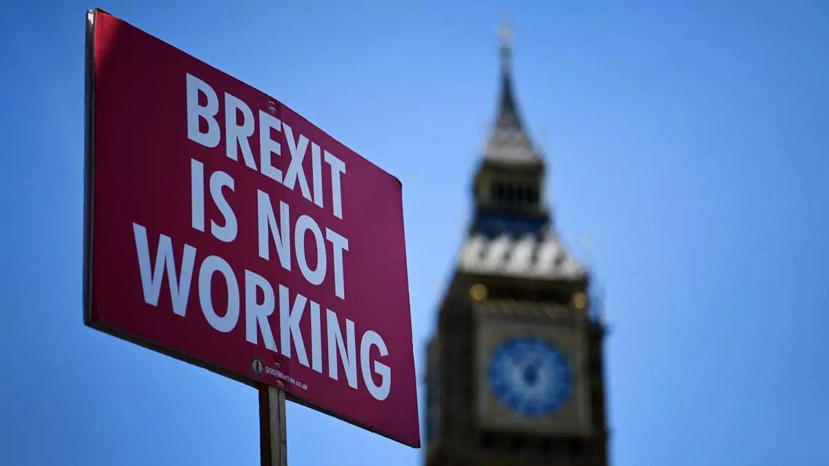 Un cartel con el lema "El Brexit no está funcionando" junto al Big Ben de Londres, en una protesta el 15 de junio de 2022.