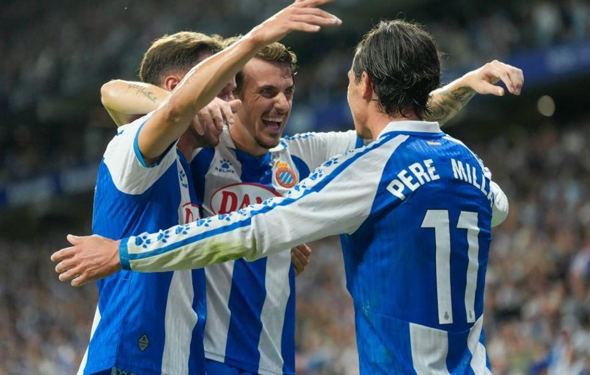 Los jugadores del Espanyol celebran el gol de Pere Milla