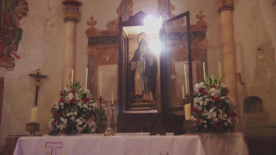 El sol vuelve a iluminar la imagen de Sant Antoni en la ermita de Bocairent