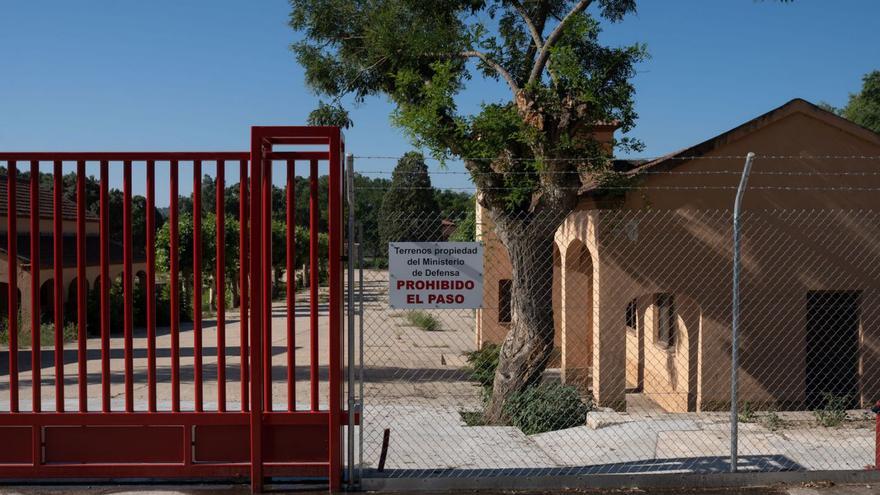 Entrada al campamento militar de Monte la Reina, donde se ubicará el futuro cuartel. | Emilio Fraile