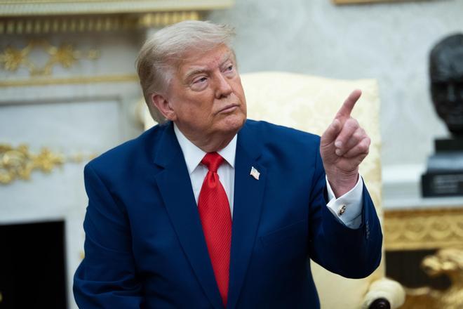 Trump dice que "el show debe continuar" y bromea ante los corresponsales sobre una tercera presidencia