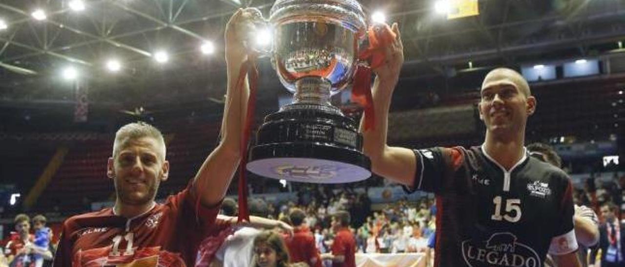 Miguelín, a la izquierda, levanta el trofeo de campeón.