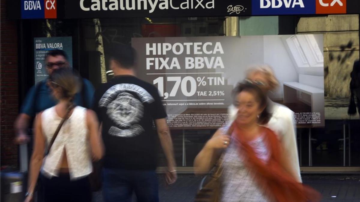 Anuncios de hipotecas en una entidad bancaria en Barcelona.