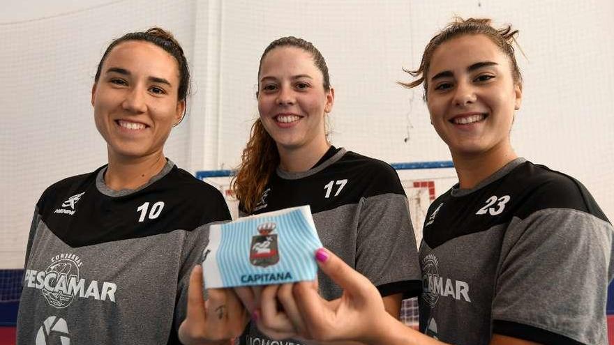 Las tres capitanas antes del entrenamiento de ayer en A Seca. // Gustavo Santos