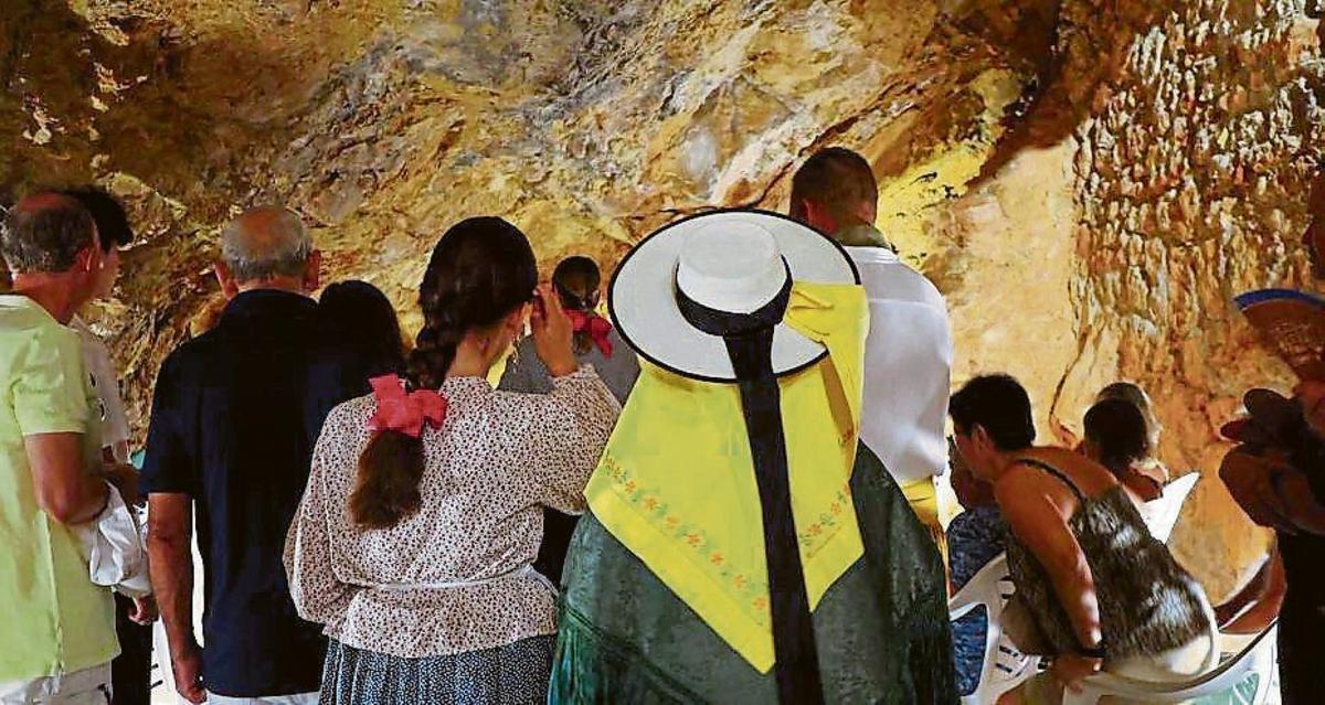 Los miembros de Sa Colla de Portmany lucieron el traje tradicional de faena.