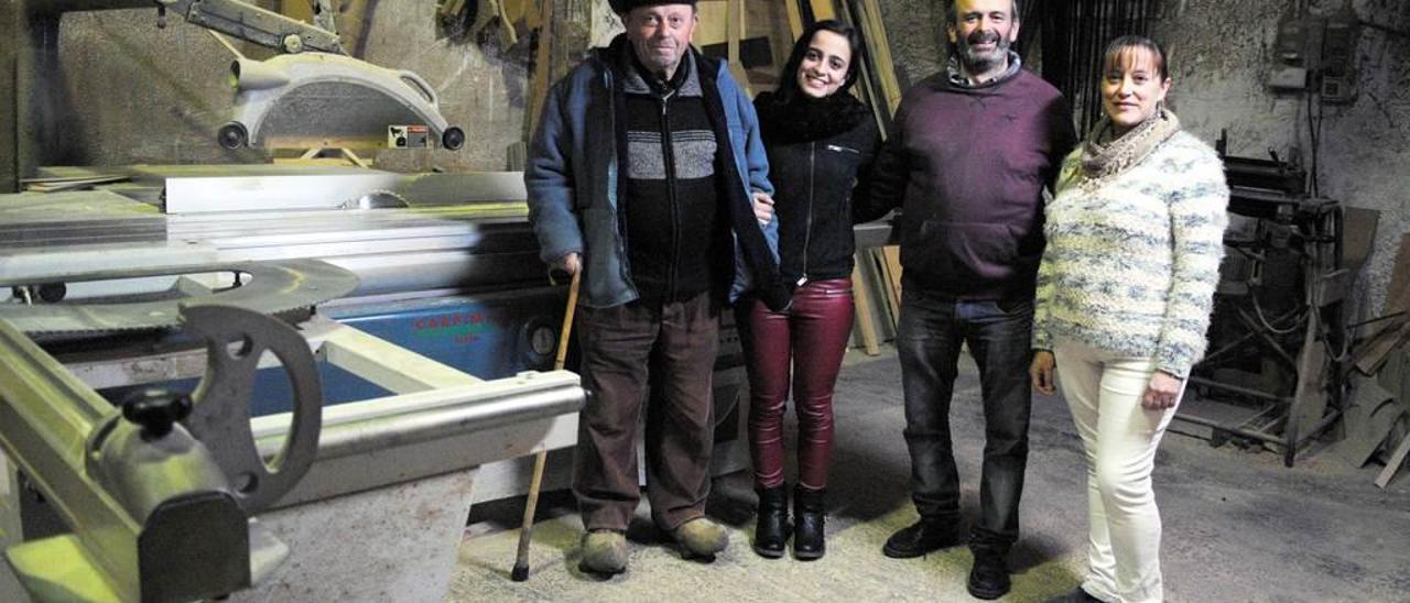 Benjamín González Carbajal, Marina González, Benjamín González Canteli y Dora Iglesias, la madre de Marina, en el taller de carpintería que la familia tiene en Tresniñín, en el concejo de Nava.