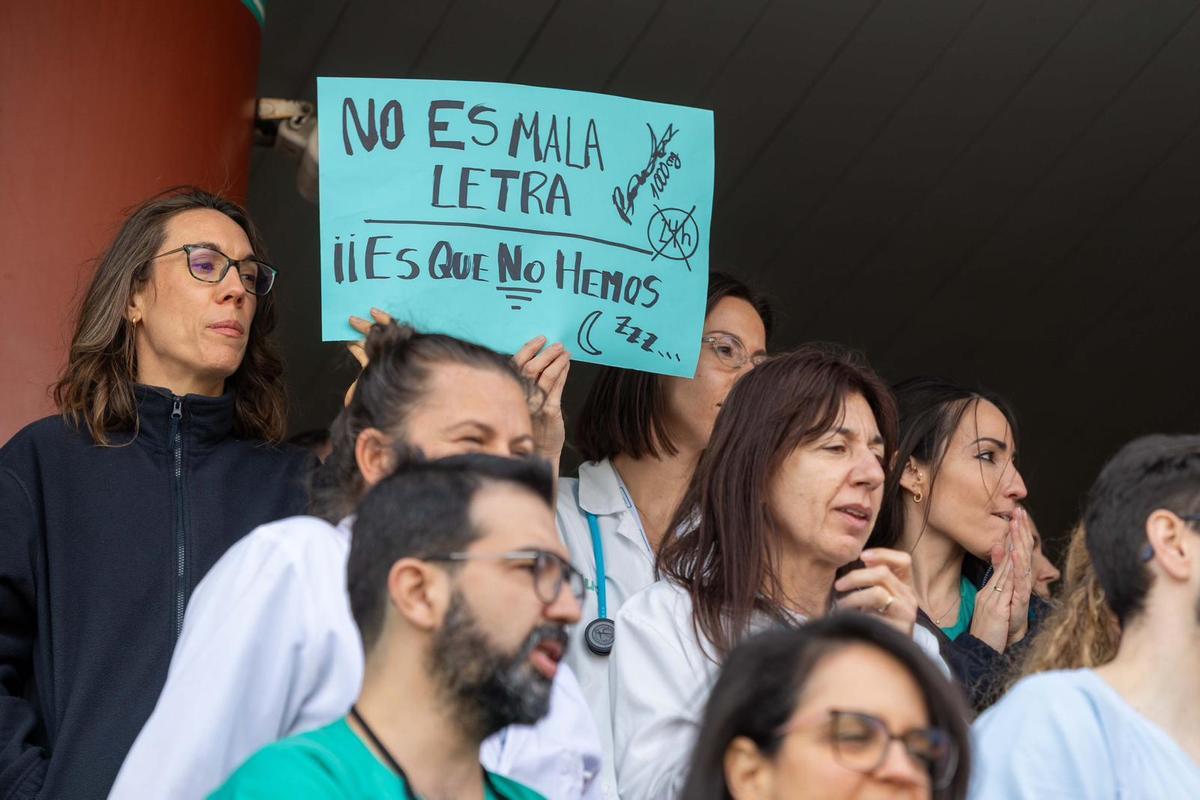 Concentración en el hospital Clínico en el último día de la huelga de médicos en Aragón.