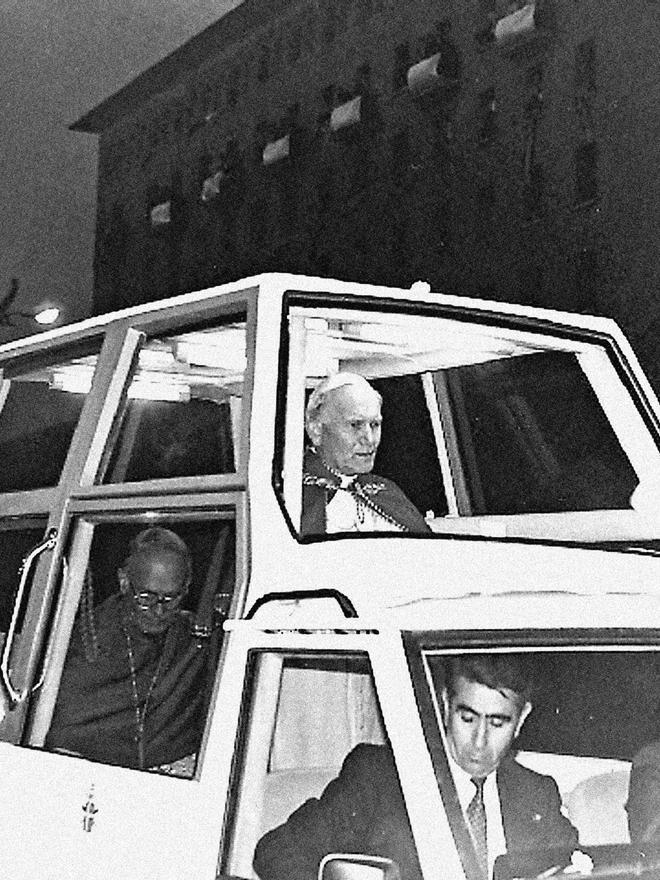 El papa Juan Pablo II recorre la plaza San Francisco en su papamóvil, 1982