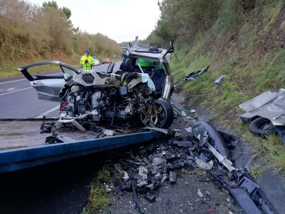 Dos heridos graves en una colisión frontal en la vía rápida de Cambados a Vilagarcía