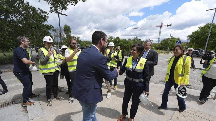 Salellas rep amb humor la ministra d’Habitatge després d’arribar mitja hora tard: «Sembla que hàgiu vingut amb Rodalies»