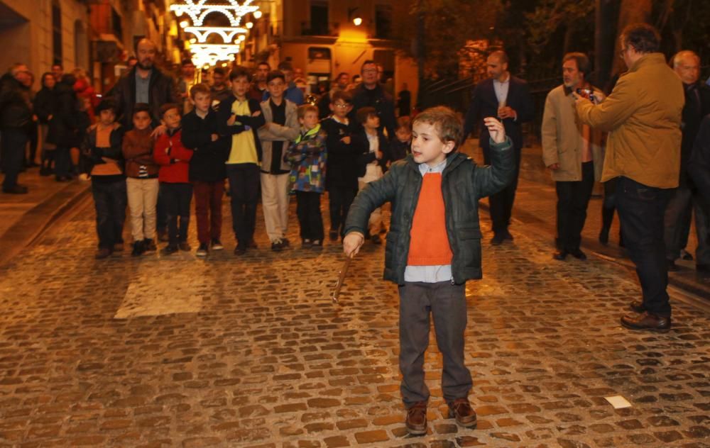 Los representantes de las 28 filaes recorren el centro de la ciudad para anunciar la llegada de los Moros y Cristianos ante miles de personas