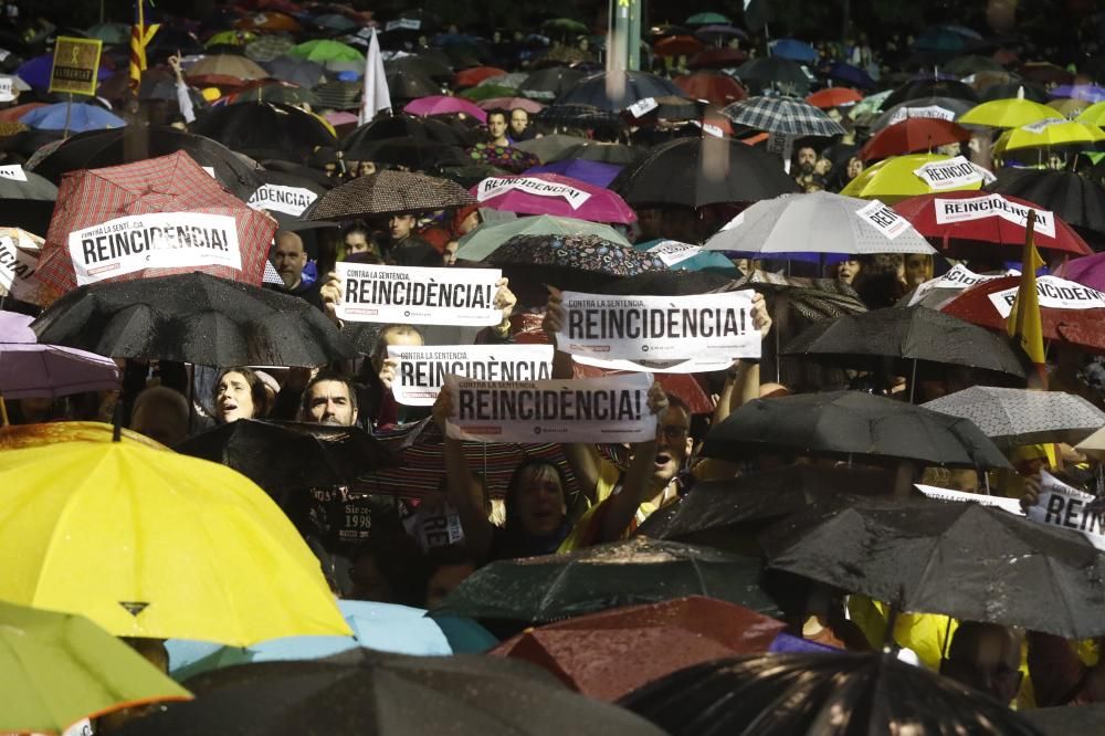 Multitudinària concentració a Girona per protestar contra la sentència del procés