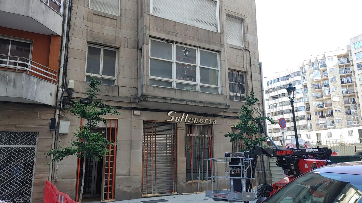 El edificio de Serafín Avendaño que sufrió desprendimientos, ya apuntalado.
