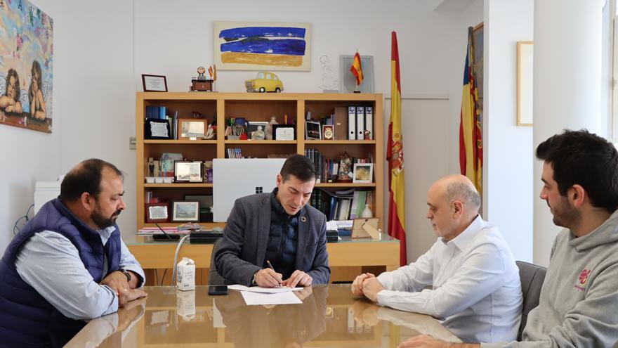 Burjassot y el Club de Baloncesto firman un convenio de colaboración