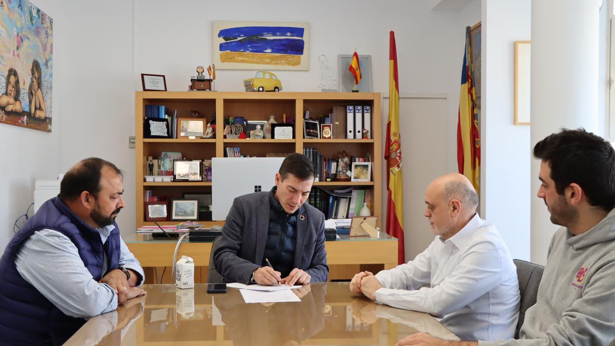 Firma del convenio entre Burjassot y el Club de Baloncesto