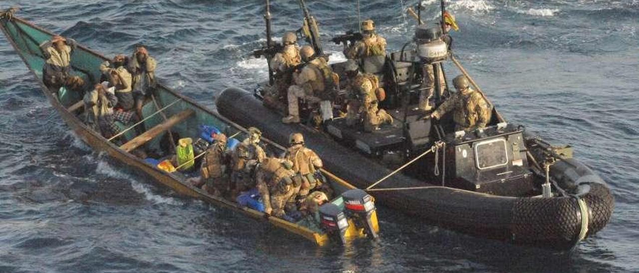 Una lancha con militares registra un esquife en aguas, en este caso, del Índico. // Eunavfor