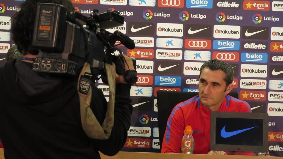 Ernesto Valverde, hoy, ante las cámaras de TV en la Ciudad Deportiva 'Joan Gamper'.