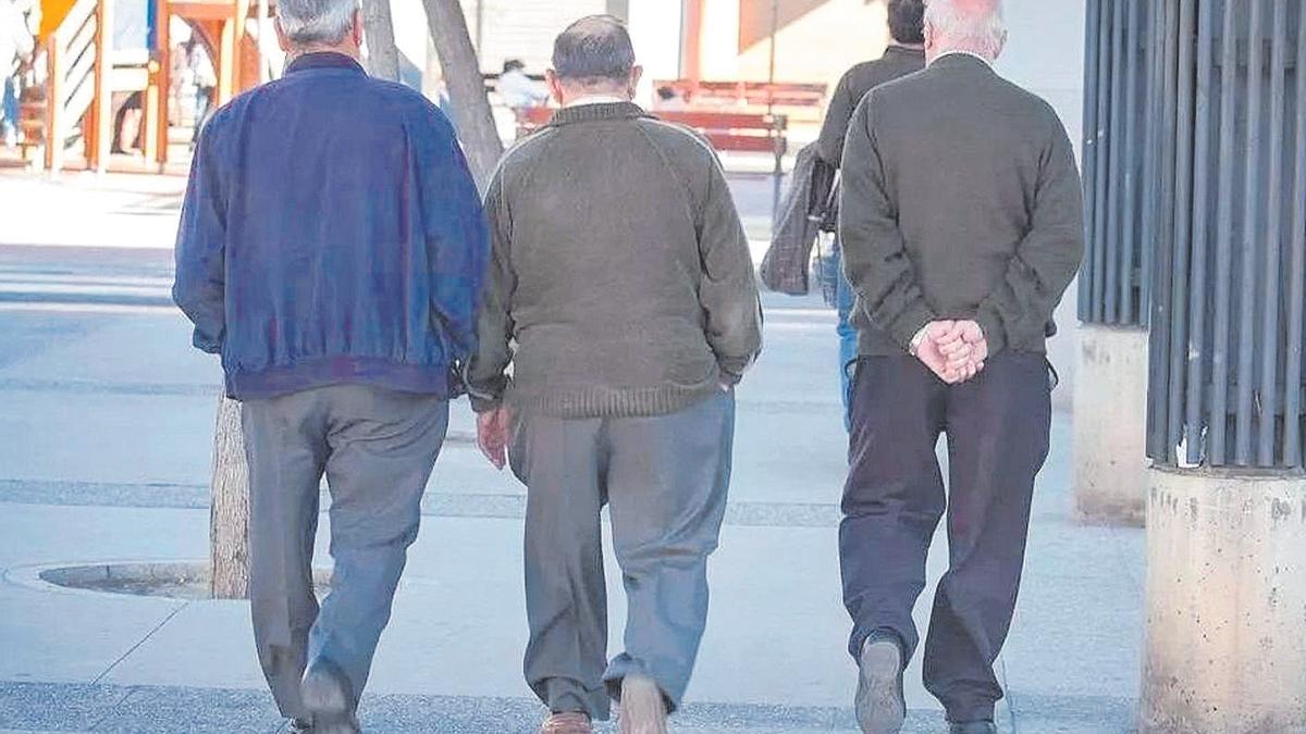 Un grup de jubilats caminant pel carrer