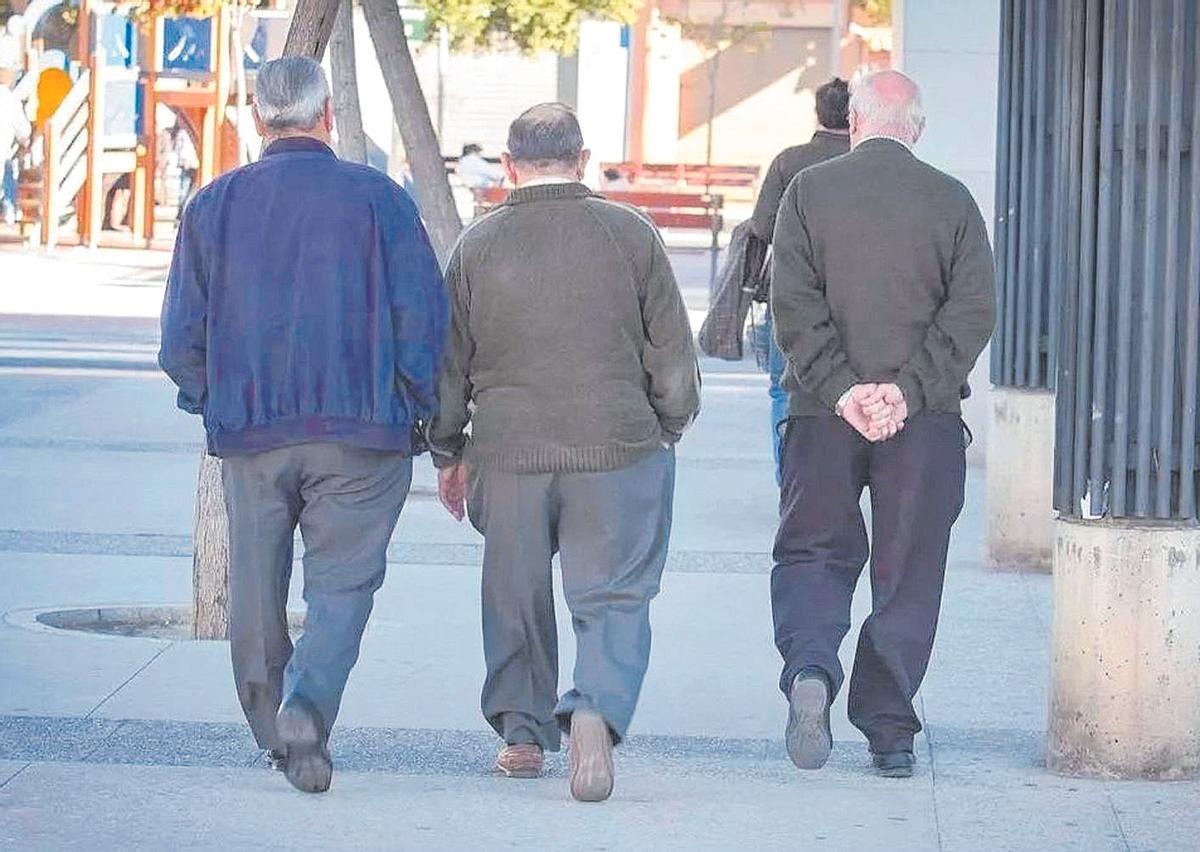 Un grup de jubilats caminant pel carrer